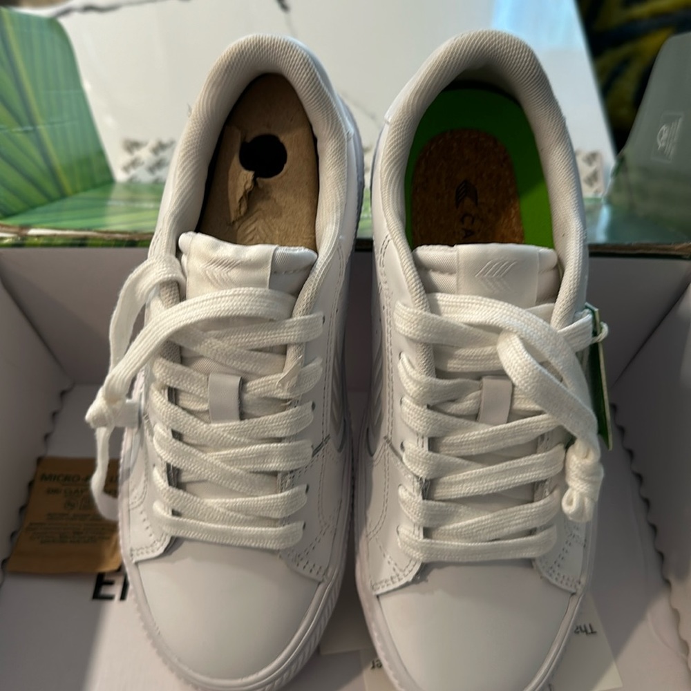 Cariuma women’s white sneaker size 5